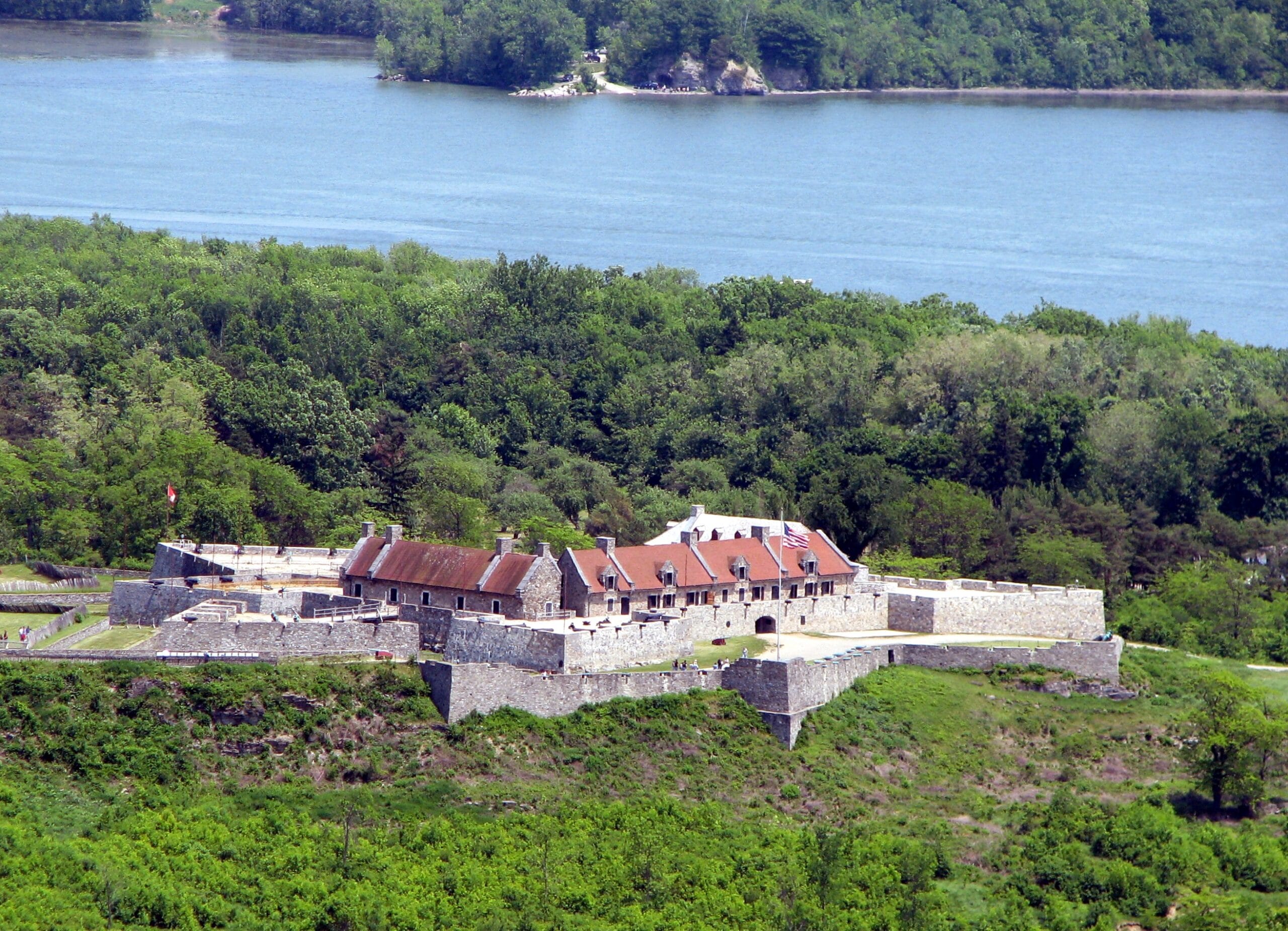 https://upload.wikimedia.org/wikipedia/commons/d/d4/Fort_Ticonderoga%2C_Ticonderoga%2C_NY.jpg