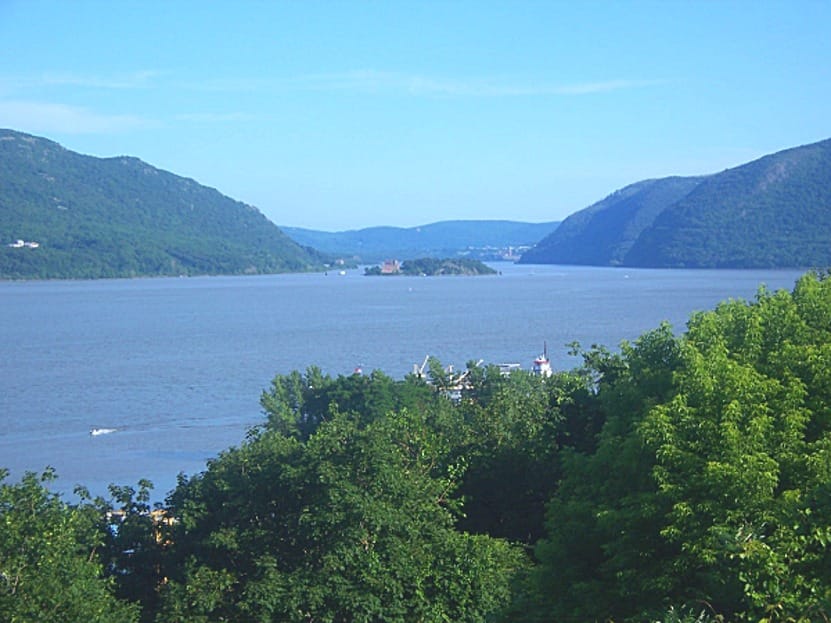 https://upload.wikimedia.org/wikipedia/commons/7/7b/Hudson_Highlands.JPG